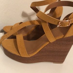 Size 7 they run big but are in perfect condition